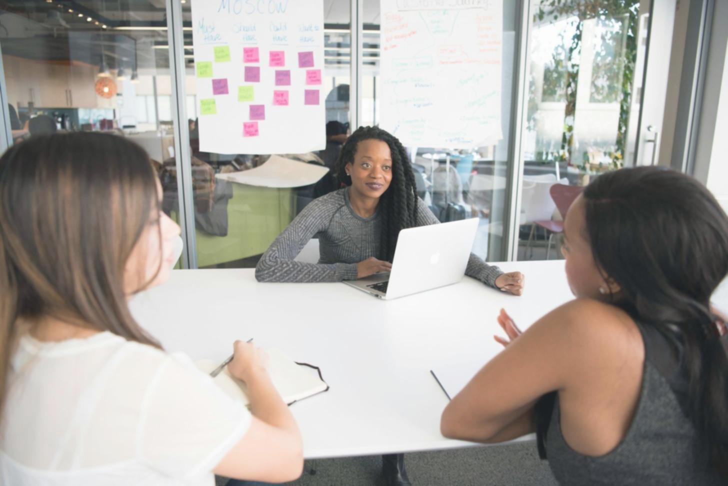 Empresarios trabajando en estrategia de adaptación empresarial